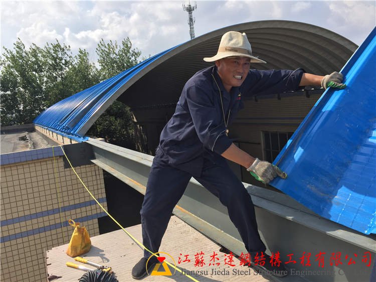濰坊馳騁實(shí)業(yè)有限公司拱形屋頂工程濰坊馳騁實(shí)業(yè)有限公司拱形屋頂施工現(xiàn)場(chǎng)