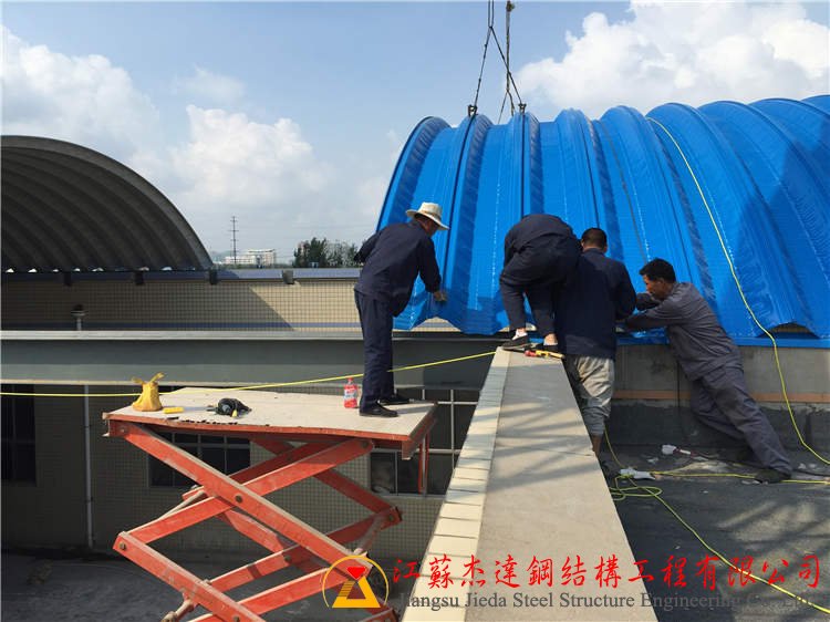濰坊馳騁實(shí)業(yè)有限公司拱形屋頂工程濰坊馳騁實(shí)業(yè)有限公司拱形屋頂施工現(xiàn)場(chǎng)
