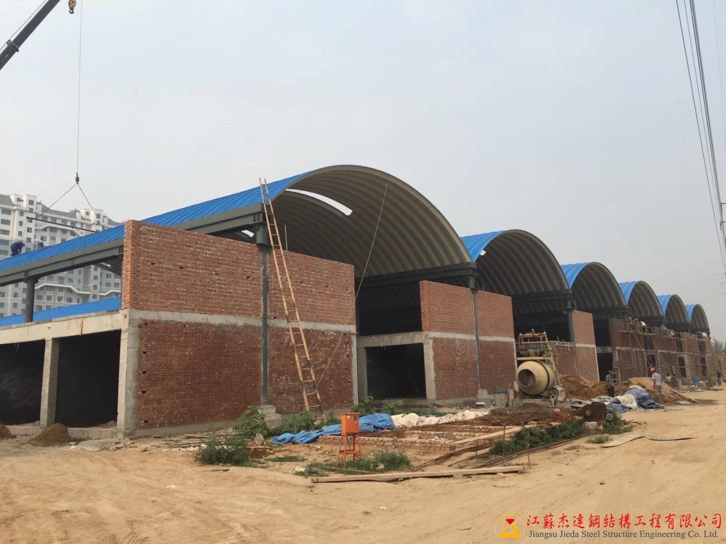 山東濰坊農(nóng)貿(mào)市場拱形屋頂工程濰坊農(nóng)貿(mào)市場拱形屋頂設(shè)計(jì)