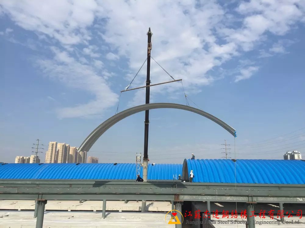 山東濰坊農(nóng)貿(mào)市場拱形屋頂工程現(xiàn)代農(nóng)貿(mào)市場拱形屋頂結(jié)構(gòu)