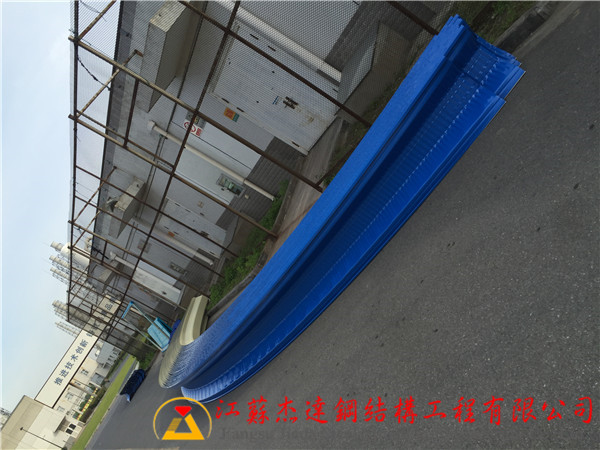 揚州晶澳太陽能過道拱形屋頂工程揚州晶澳太陽能過道拱形屋頂施工現(xiàn)場