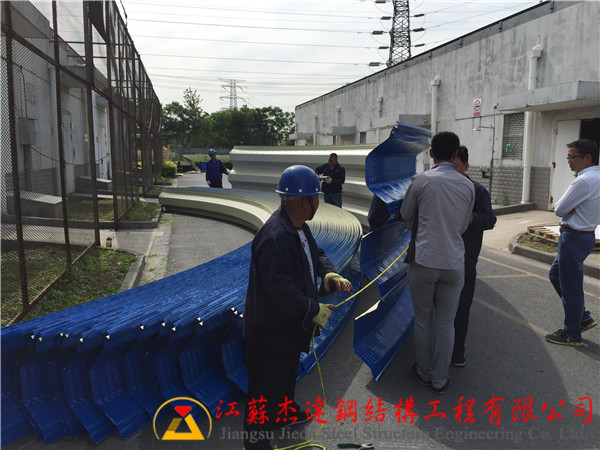 揚州晶澳太陽能過道拱形屋頂工程揚州晶澳太陽能過道拱形屋頂?shù)跹b作業(yè)